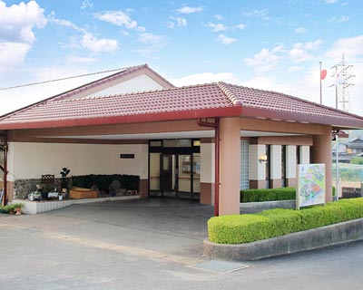 施設の玄関・車寄せ。赤い屋根が特徴的な平屋建ての建物入口